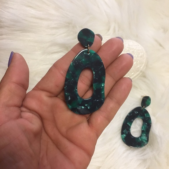 Emerald Green boho acrylic earrings - Picture 4 of 6